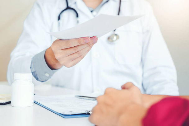 Médecin ou médecin écrivant le diagnostic et donnant une prescription médicale à la patiente
 - Photo, image