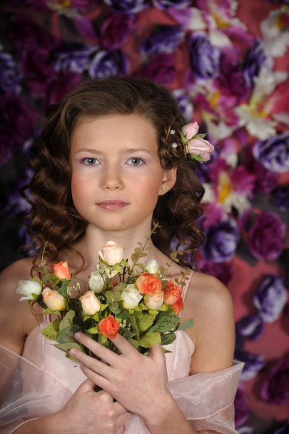 Girl with rose bouquet - Fotoğraf, Görsel
