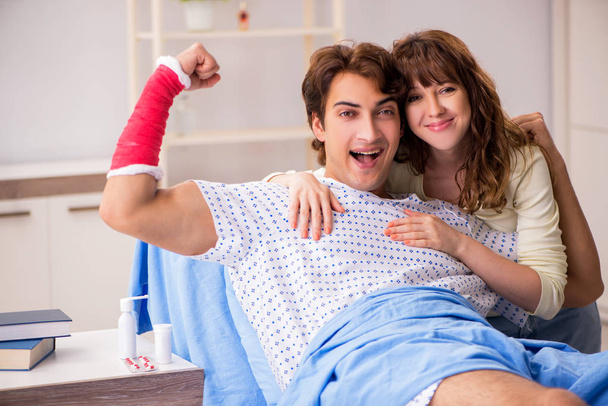Любящая жена ухаживает за раненым мужем в больнице  - Фото, изображение