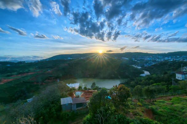 Dawn-fennsíkon reggel színes ég, míg süt a nap emelkedik a horizonton, le a kis falu táj annyira szép idilli tájain Dalat fennsík, Vietnam - Fotó, kép