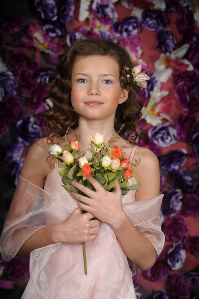 Girl with rose bouquet - Фото, изображение