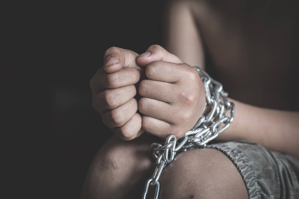 Děti s řetězem vázání, uvěznit, retardovaný, zneužívání dětí na černé abstraktní pojem, násilí na dětech, obchod s lidmi - Fotografie, Obrázek