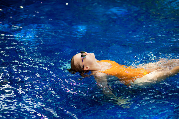 Девочка учится плавать в бассейне - Фото, изображение