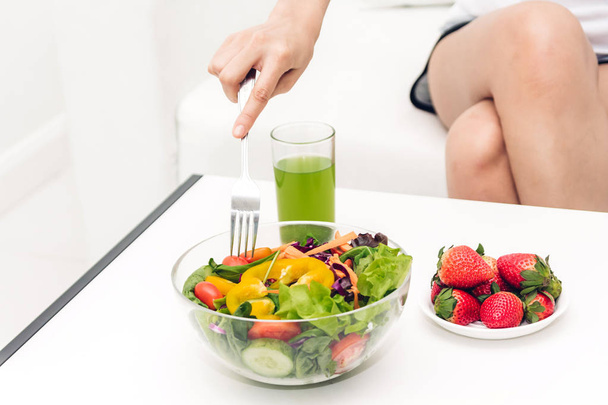 Frau isst gesunden frischen Salat in einer Schüssel. Diätkonzept. Gesunder Lebensstil mit grünen Lebensmitteln - Foto, Bild