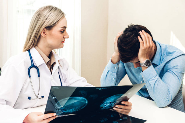 Női orvos nézett röntgen fénykép a hospital.healthcare és az orvostudomány - Fotó, kép