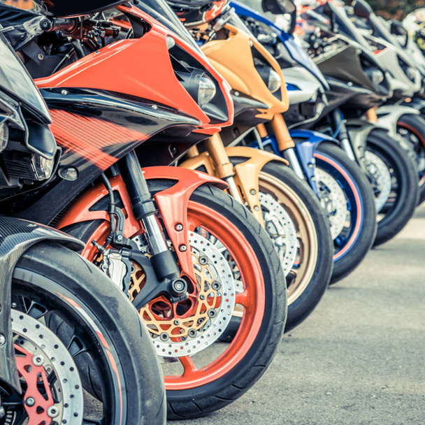 Мотоцикли групують паркування на міській вулиці під час пригодницької подорожі. концепція подорожей спільноти мотоциклістів
. - Фото, зображення