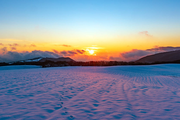 Amazing beautiful vibrant winter sunset in the mountains - Foto, Imagen