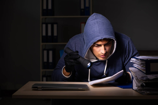 Zloděj se snaží ukrást osobní údaje v konceptu krádeže identity - Fotografie, Obrázek