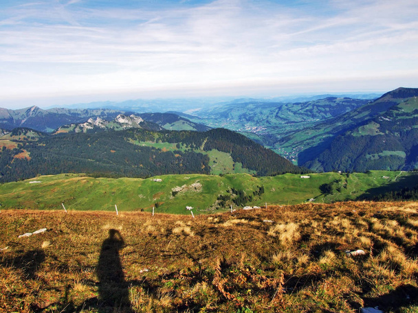 Panoramiczny widok z góry Selun w Churfirsten pasmo górskie - kantonu St. Gallen, Szwajcaria - Zdjęcie, obraz