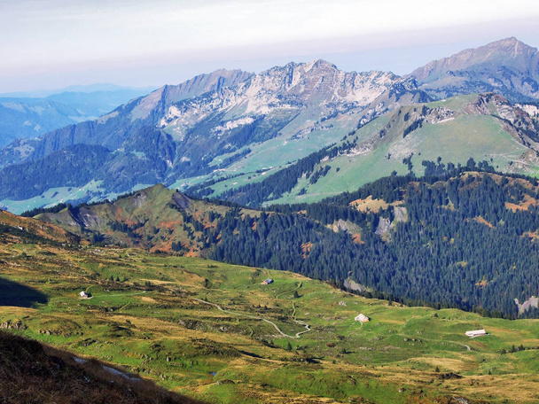 Πανοραμική θέα από την κορυφή της Selun στο Churfirsten οροσειρά - Καντόνιο του St Gallen, Ελβετία - Φωτογραφία, εικόνα