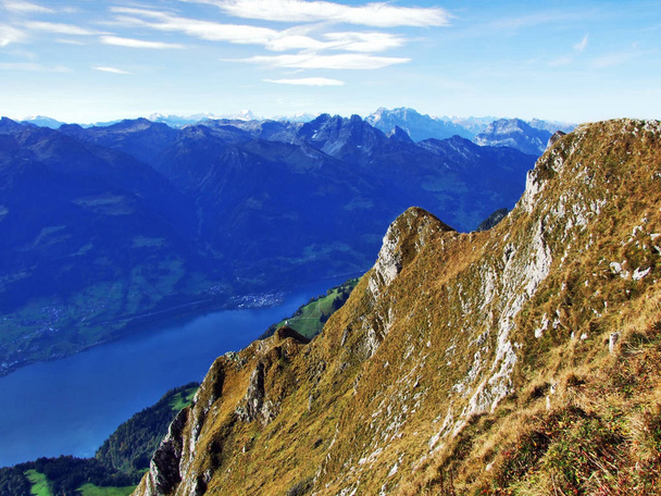 Panoramiczny widok z góry Selun w Churfirsten pasmo górskie - kantonu St. Gallen, Szwajcaria - Zdjęcie, obraz