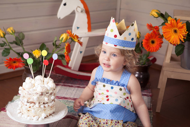 Happy Fancy Beautiful cute baby girl celebrates birthday, fun birthday with pretty little girl. - Foto, imagen