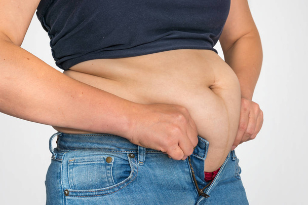 El cuerpo de la mujer con sobrepeso y grasa en el vientre - concepto de sobrepeso y obesidad
 - Foto, imagen