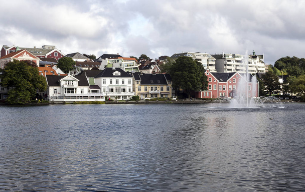 Anonieme persoon Stavanger rondlopen. Stavanger is een stad in het zuidwesten van Noorwegen. De kathedraal van Stavanger, gelegen in het centrum, opgericht ten tijde van de oprichting van de stad in de 12e eeuw.  - Foto, afbeelding