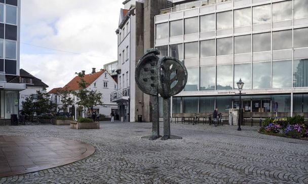 Stavanger, Norvège-septembre 2016. Personne anonyme se promenant autour de Stavanger. Stavanger est une ville du sud-ouest de la Norvège. La cathédrale de Stavanger, située dans le centre, a été érigée au moment de la fondation de la ville au XIIe siècle
.  - Photo, image