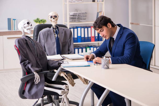 Grappige zakelijke ontmoeting met baas en skeletten - Foto, afbeelding