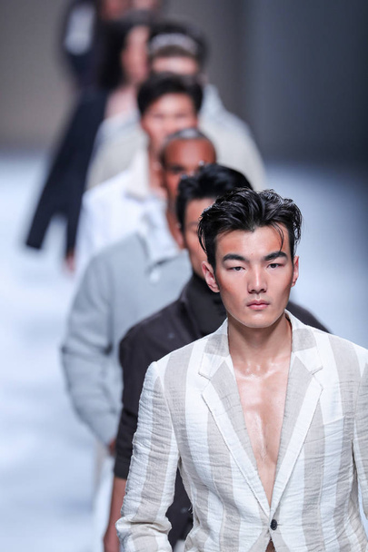 Modellen weer nieuwe creaties op een modeshow van Yohanix tijdens de Shanghai Fashion Week Lente/zomer 2017 in Shanghai, China, 14 oktober 2016. - Foto, afbeelding