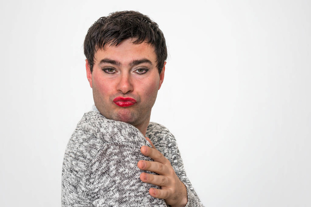 Homme sexy attrayant portant du maquillage ressemble à une femme - concept transsexuel et bisexuel
 - Photo, image