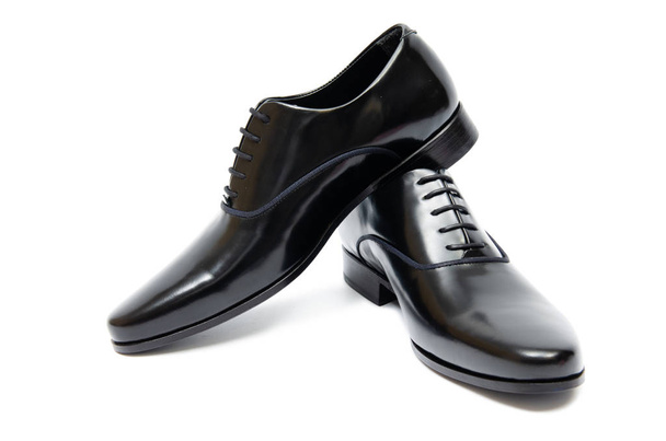 черные туфли на белом фоне - Фото, изображение