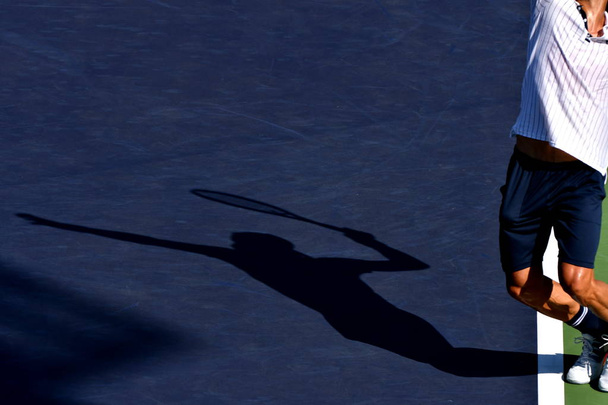 Feliciano Lopez Hiszpanii serwuje przeciwko David Ferrer Hiszpanii w pierwszym meczu singli mężczyzn podczas Masters Series turnieju tenisa 2016 w Szanghaju, a w 11 października 2016 r. - Zdjęcie, obraz