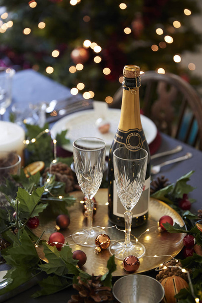 Christmas table setting with glasses and bottle of champagne - Foto, Bild