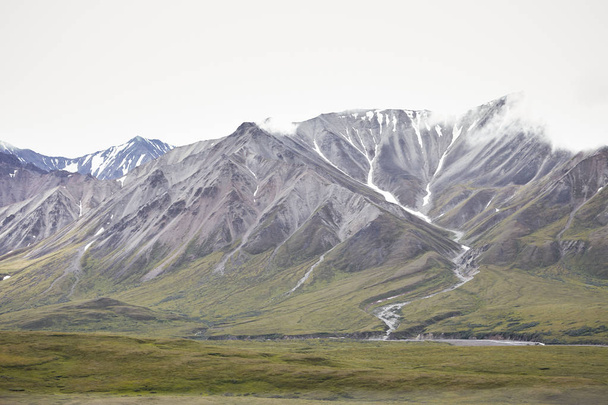 Droge rivierbedding uitgevoerd door vallei tussen de prachtige bergen In Alaska - Foto, afbeelding