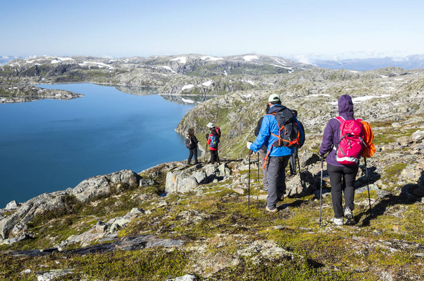 Reine, Moskenes, Νορβηγία-Σεπτεμβρίου 2016. Τουρίστες στα βουνά Reine. Reine είναι ένα ψαροχώρι και το διοικητικό κέντρο του Δήμου Moskenes, Επαρχία της Nordland, Νορβηγία.  - Φωτογραφία, εικόνα
