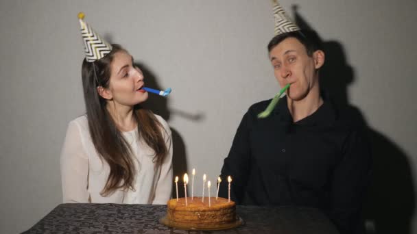 Τρελό ζευγάρι γιορτάζει Διακοπές παίζει με μέρος φυσητήρες - Πλάνα, βίντεο
