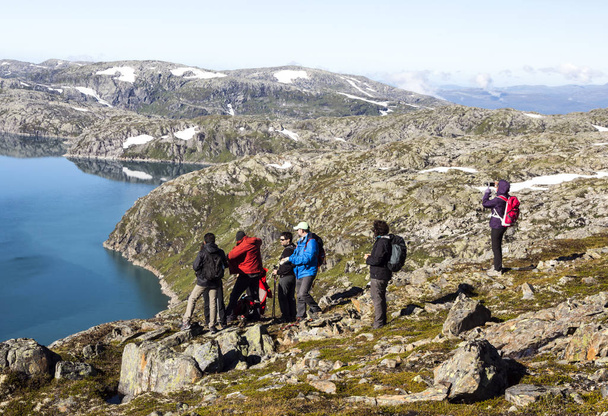 レーヌ、モスケネス、2016 年ノルウェー 9 月。Reine 山の観光客。レーヌは、漁村とモスケネス、ヌールラン県、ノルウェーの自治体の行政の中心地.  - 写真・画像