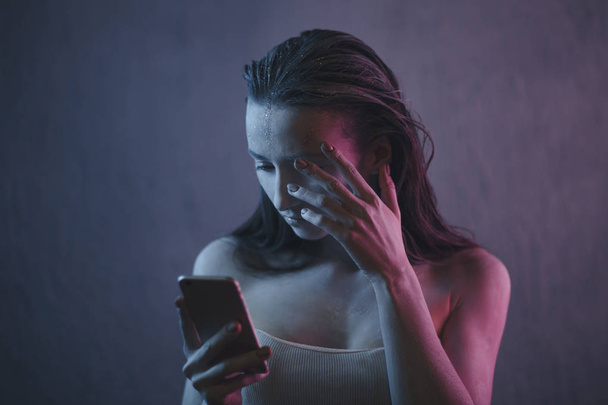 nuori peloissaan ja huolissaan teini tyttö tilalla matkapuhelin internet vaanii uhri väärin ja verkkokiusaaminen tai verkkokiusaaminen stressiä käsite musta
 - Valokuva, kuva