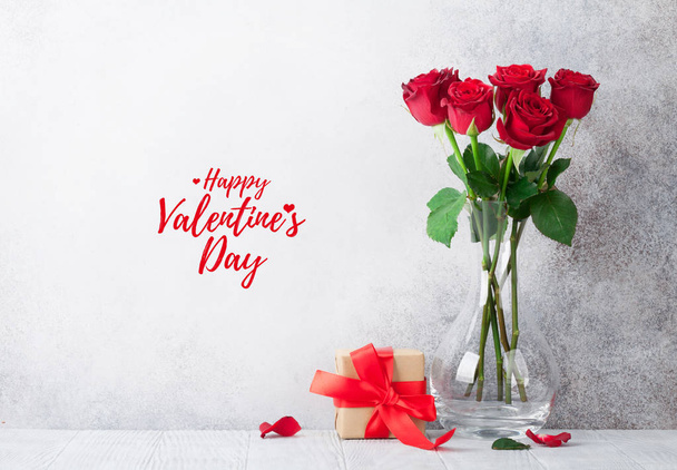 Carte de voeux Saint-Valentin avec coffret cadeau et bouquet de fleurs de roses. Avec espace pour vos salutations
 - Photo, image