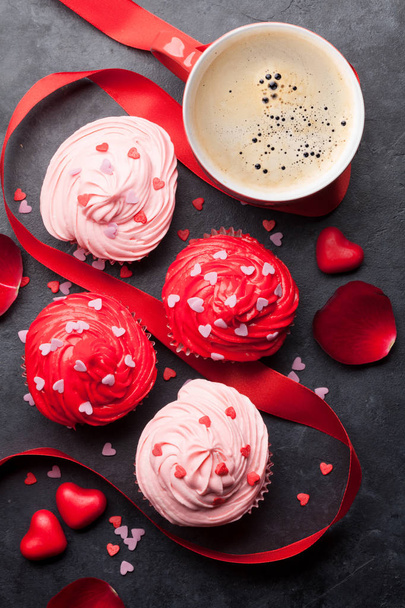 Carte de voeux Saint Valentin avec délicieux cupcakes sucrés sur fond de pierre
 - Photo, image