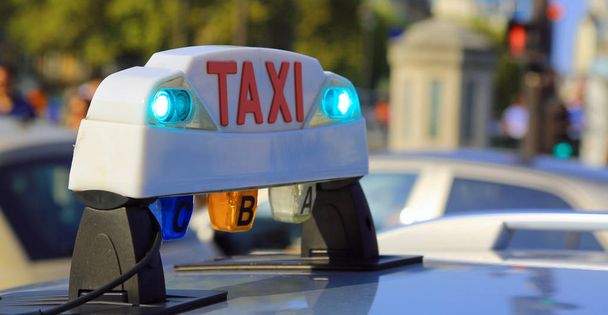 Французька світяться таксі Топ знак в Парижі Франції в Європі - Фото, зображення
