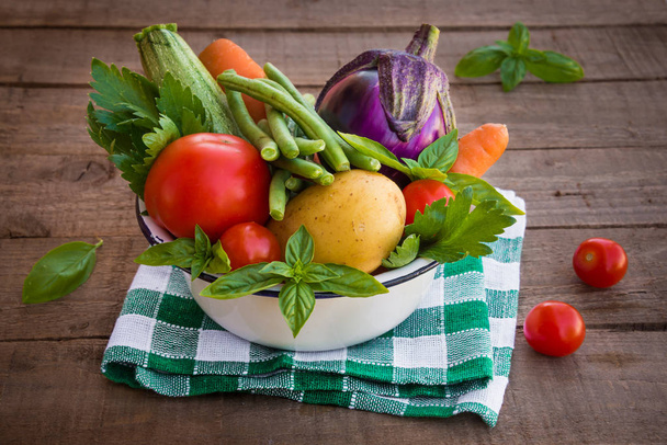 Świeże warzywa do miski na drewno - Zdjęcie, obraz