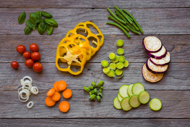 Verduras frescas cortadas sobre mesa de madera
 - Foto, imagen