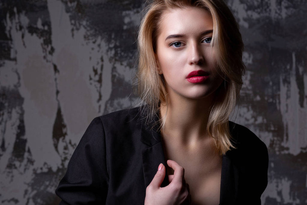 Модний портрет спокусливої блондинки з ідеальною шкірою позує в студії з тінями. Простір для тексту
 - Фото, зображення