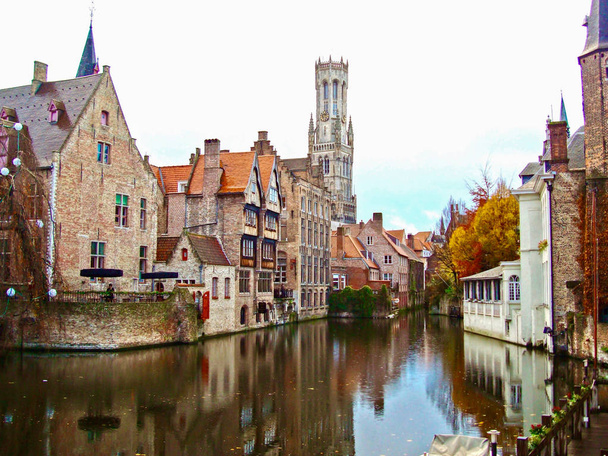 Brugge/België - herfst. Oude gebouwen van de stad op het kanaal. Mooie reflectie - Foto, afbeelding
