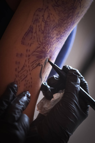 Kobiece tatuażysta co tatuaż na ramieniu dla mężczyzn - Zdjęcie, obraz