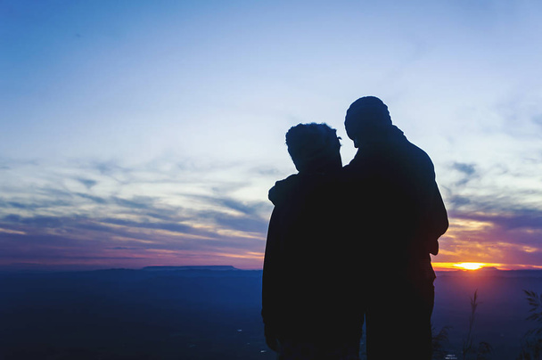 silhueta casal romântico amantes abraçar e beijar ao pôr do sol colorido no fundo conceito .love - Imagem
 - Foto, Imagem