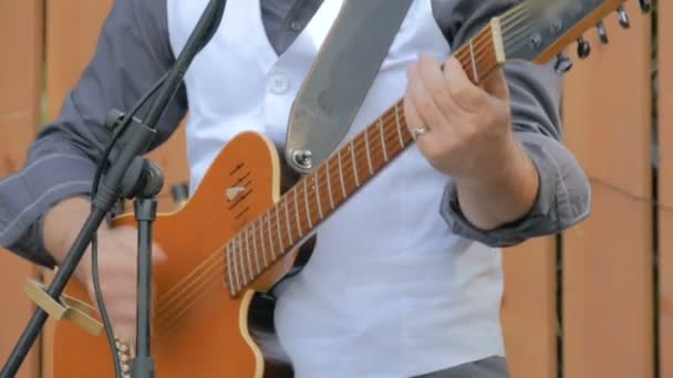 Αγνώριστος κιθαρίστας - Πλάνα, βίντεο