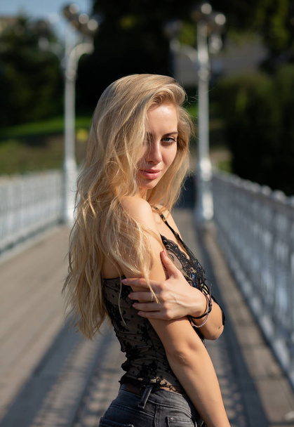 Portret sexy blonde girl z naturalnym makijażu noszenia koronkowy Top, stwarzające ze światłem słonecznym - Zdjęcie, obraz