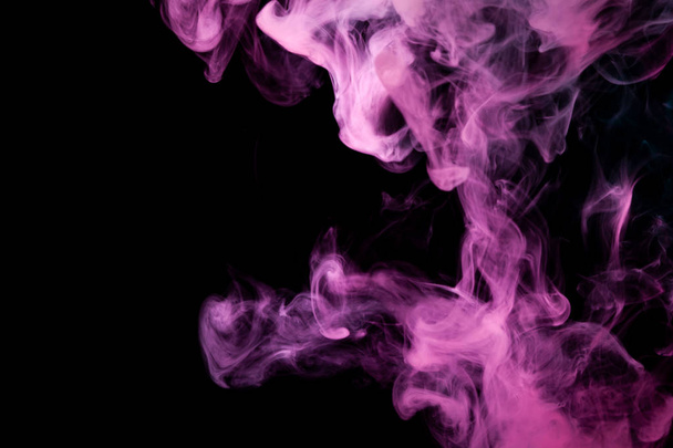Espeso humo rosa y púrpura sobre un fondo negro aislado. Antecedentes del humo del vap
 - Foto, Imagen