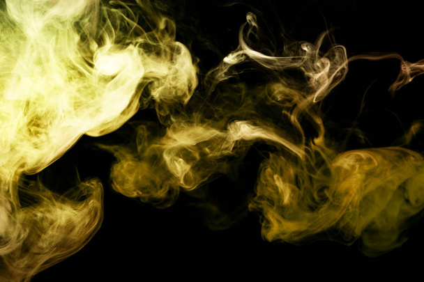 Fumo di nuvola gialla su sfondo nero isolato
 - Foto, immagini