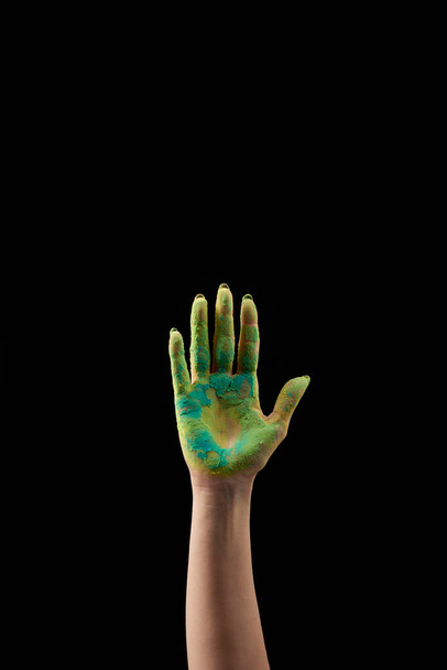 黒に分離された緑ホーリー パウダーで手を示す女性のトリミング ビュー - 写真・画像