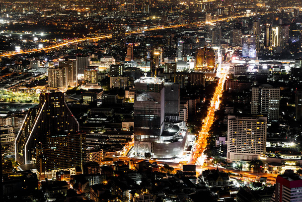 Belle ville avec architecture et bâtiment à Bangkok paysage urbain Thaïlande la nuit
 - Photo, image