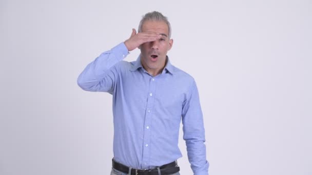 gestresster persischer Geschäftsmann verdeckt Augen vor weißem Hintergrund - Filmmaterial, Video