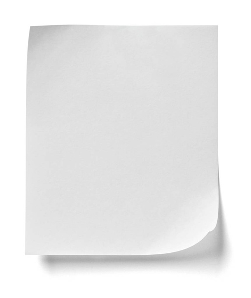 Nahaufnahme eines Notizpapiers mit roter Stecknadel auf weißem Hintergrund - Foto, Bild