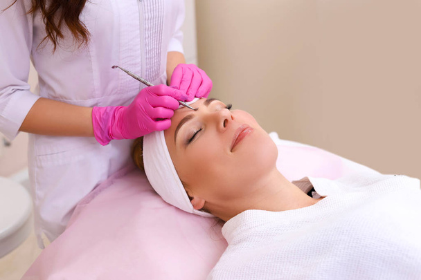 Professional cleansing of acne in a beauty salon. - Foto, imagen