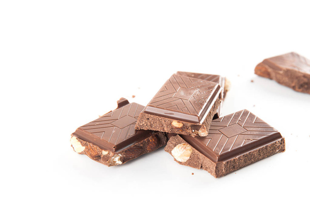 Schokoladenstücke isoliert auf weißem Hintergrund. Ansicht von oben - Foto, Bild