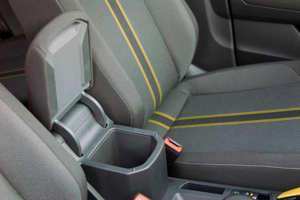 Відкрита коробка зберігання між передніми сидіннями автомобіля
 - Фото, зображення